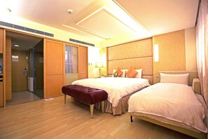 Celeb Metro Triple Room | In-room safe, desk, blackout drapes, iron/ironing board - Shin Yuan Celeb Metro Hotel (Hsinchu)