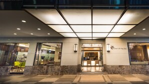 L’entrée du Shin-Yuan Celeb Metro Hotel présente un design moderne, avec un plafond carrelé et un espace de réception doté de sièges.