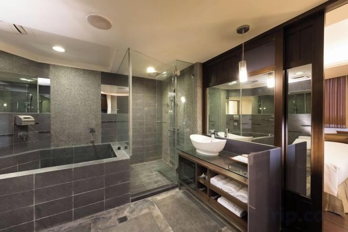 Bathroom | Free toiletries, hair dryer, bathrobes, slippers