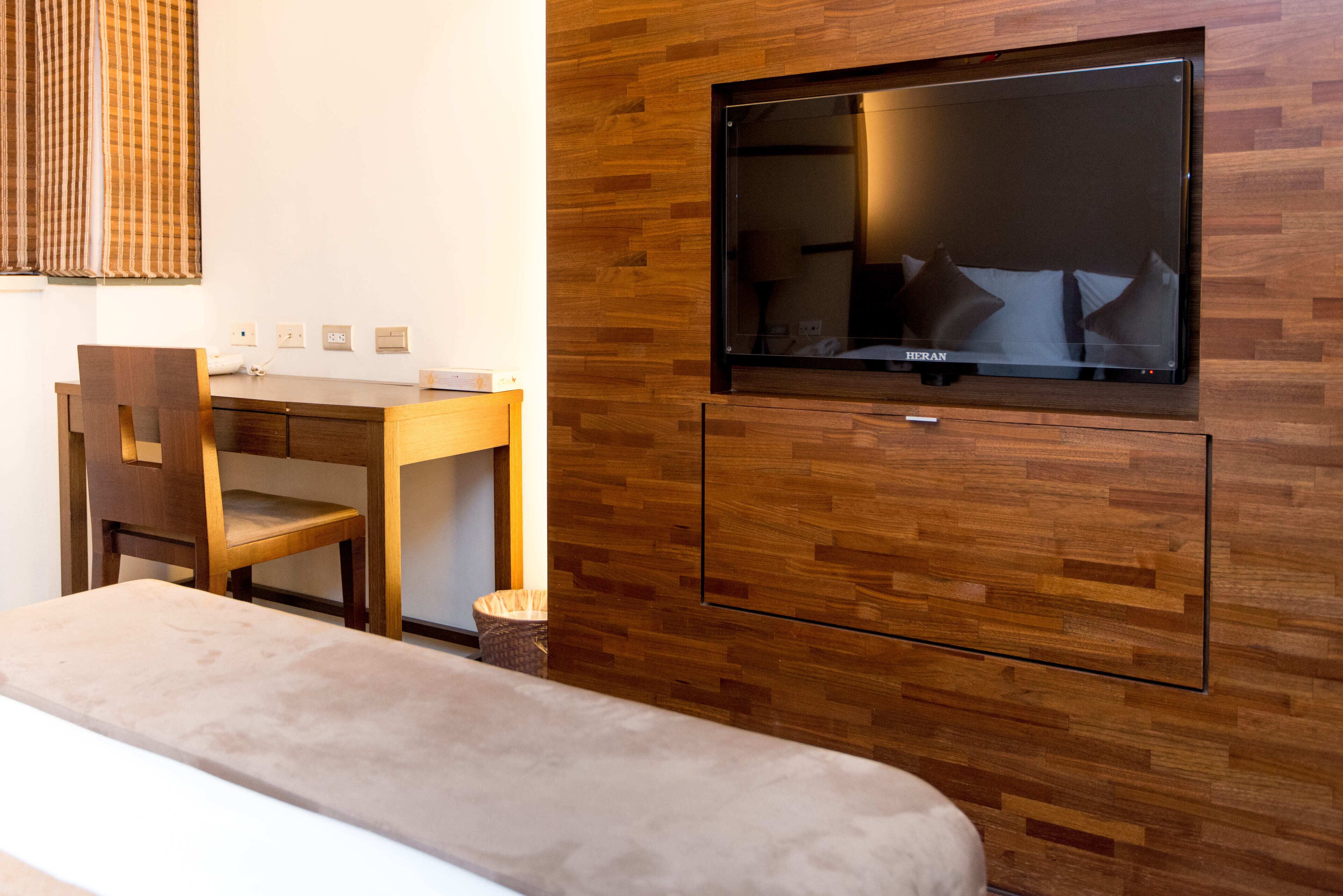 celeb metro deluxe suite | 1 bedroom, in-room safe, desk, iron/ironing board