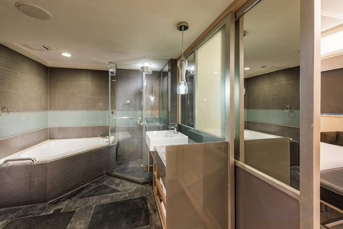 Baño | Amenidades de baño gratuitas, secadora de cabello, batas, pantuflas