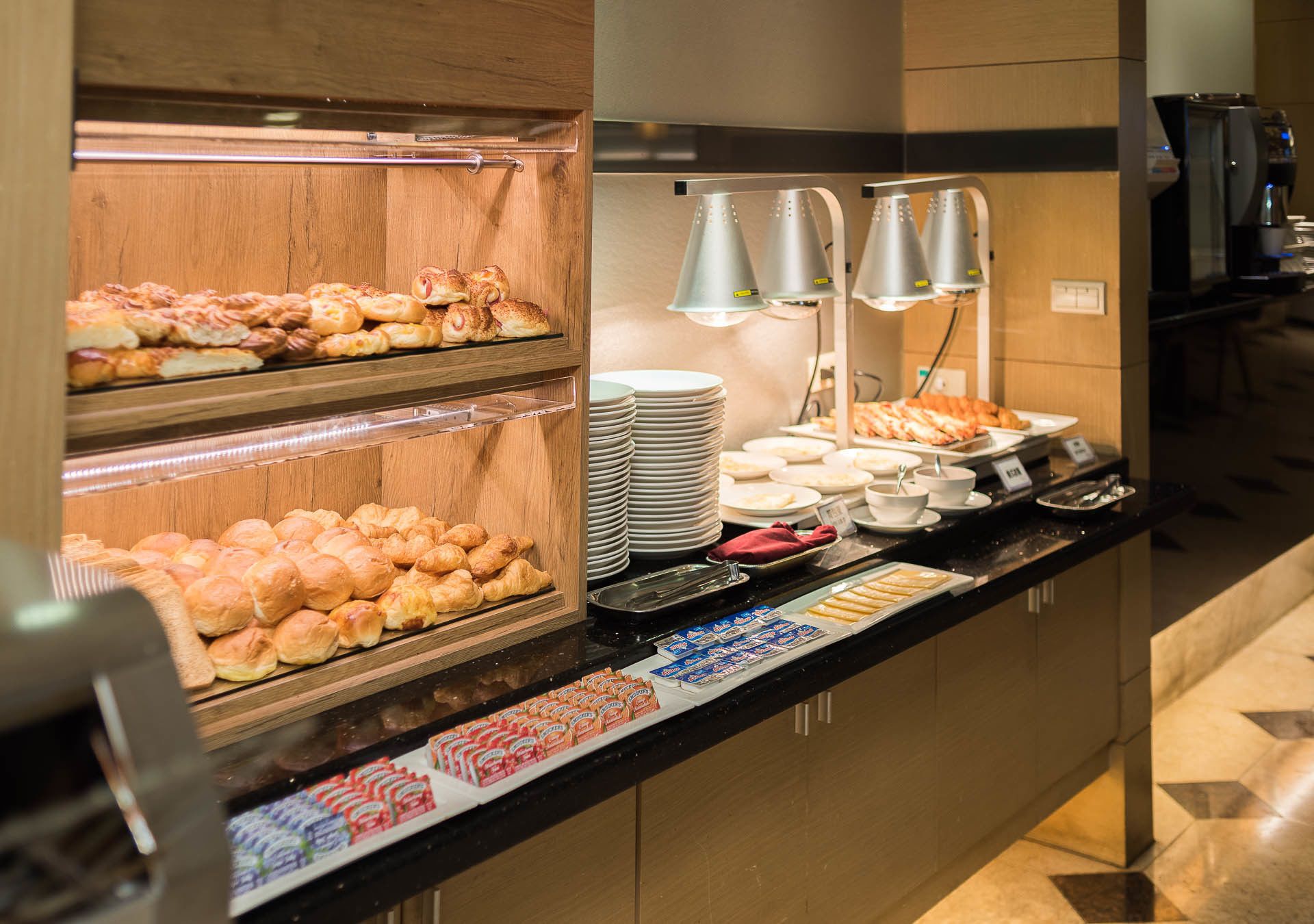 daily buffet breakfast (twd 450 per person)