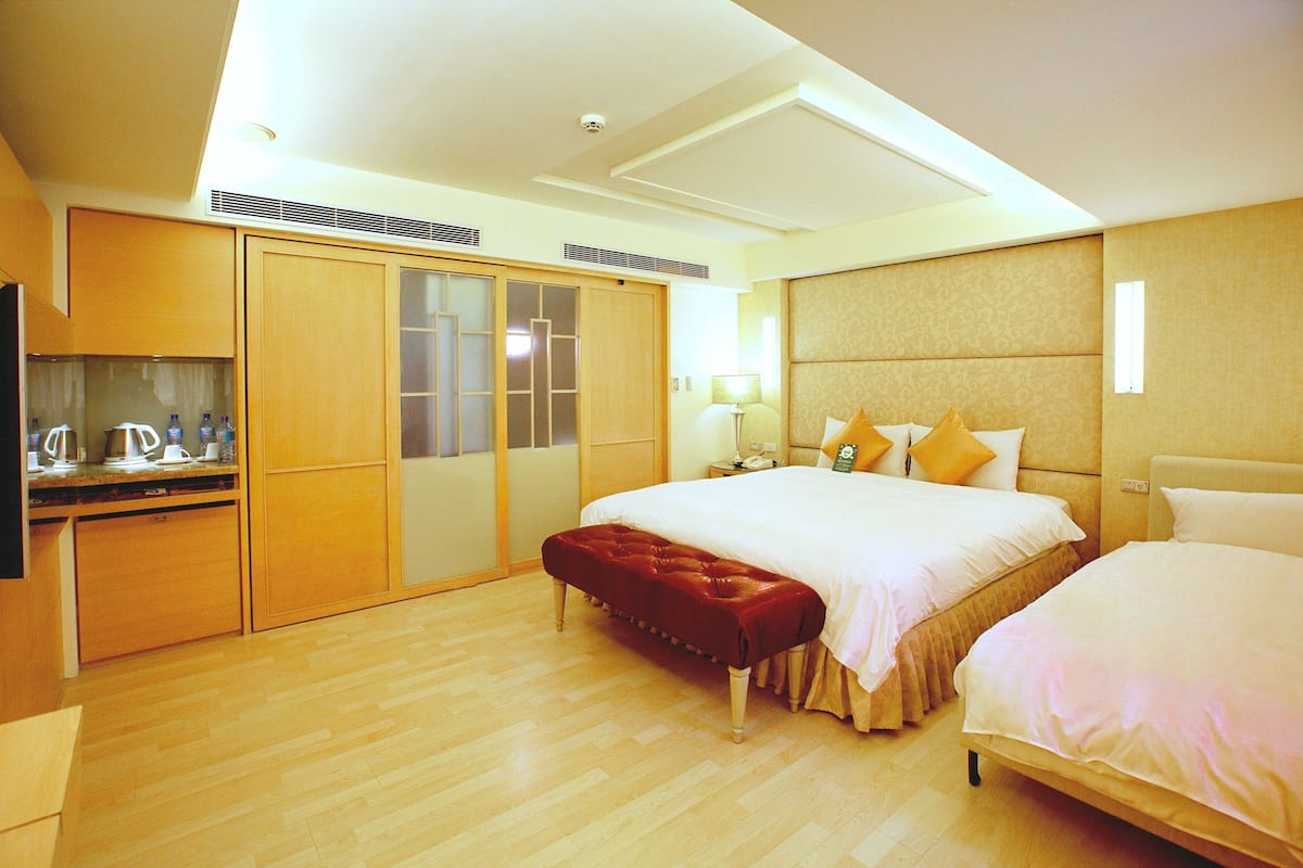 Habitación triple City | Caja fuerte, escritorio, cortinas opacas y tabla de planchar con plancha