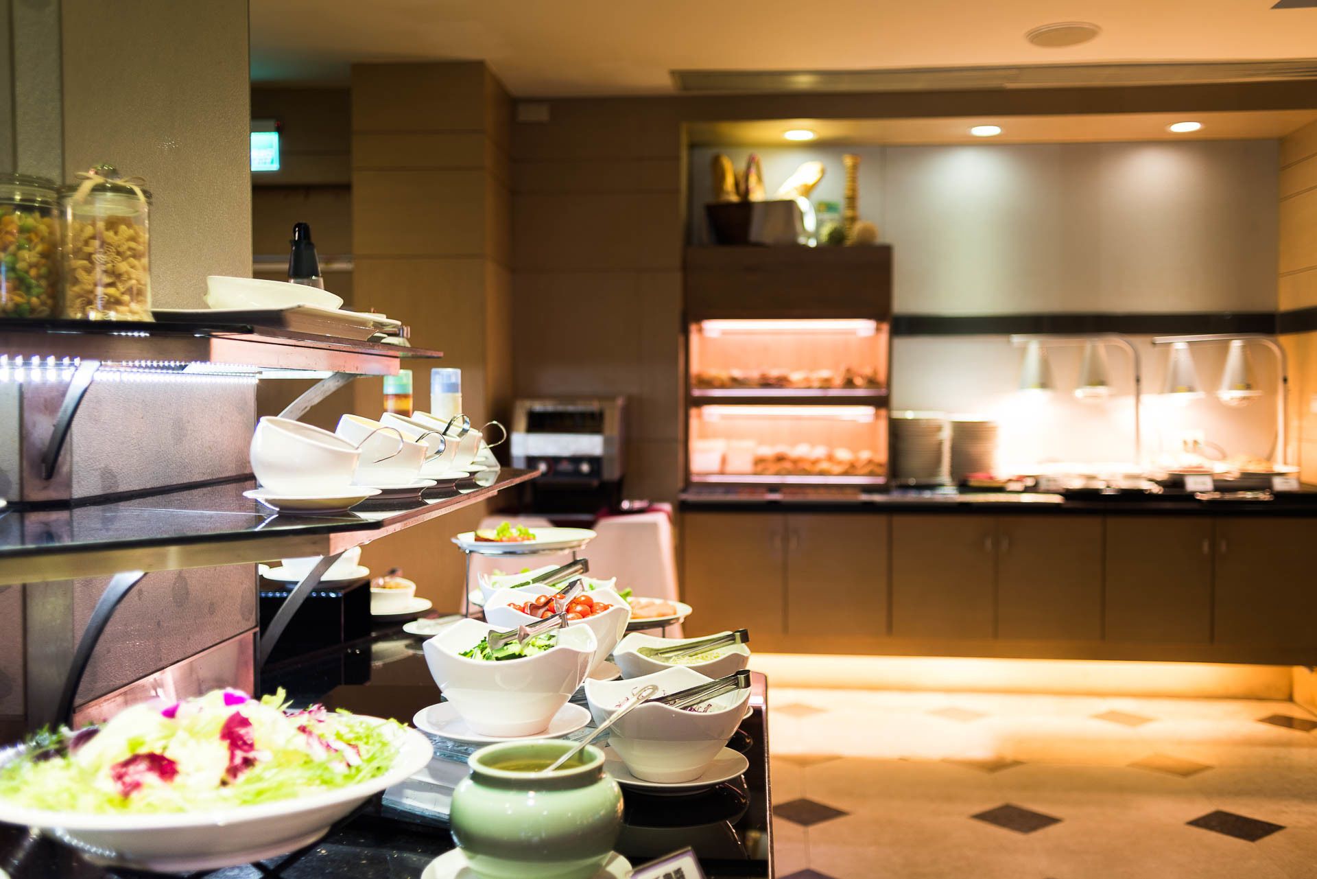daily buffet breakfast (twd 450 per person)