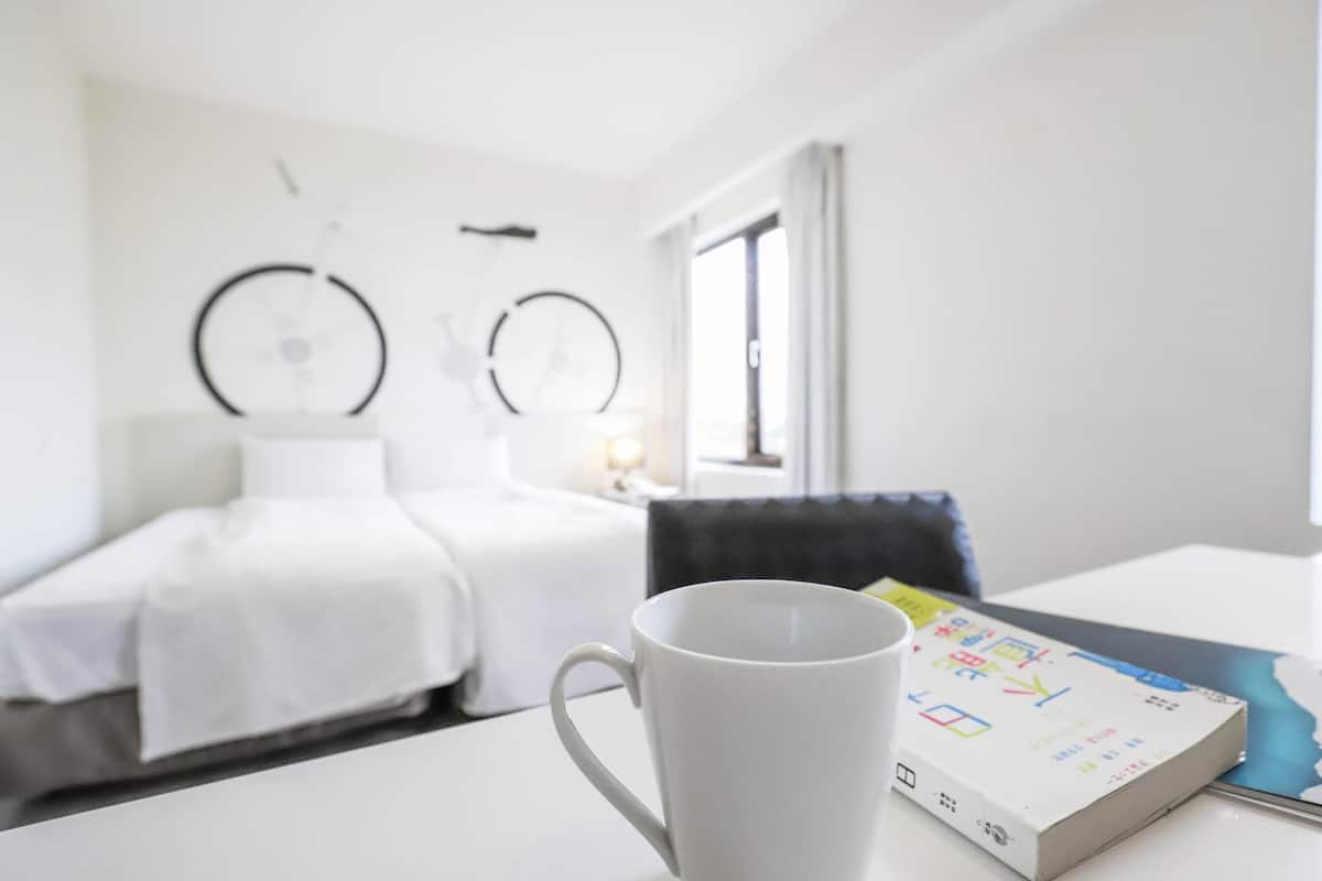1 bedroom, premium bedding, desk, soundproofing