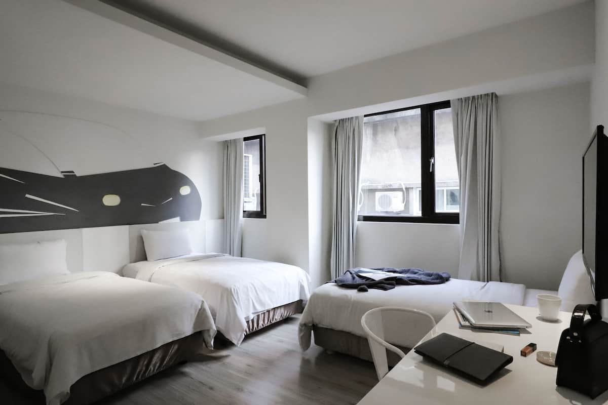 1 bedroom, premium bedding, desk, soundproofing