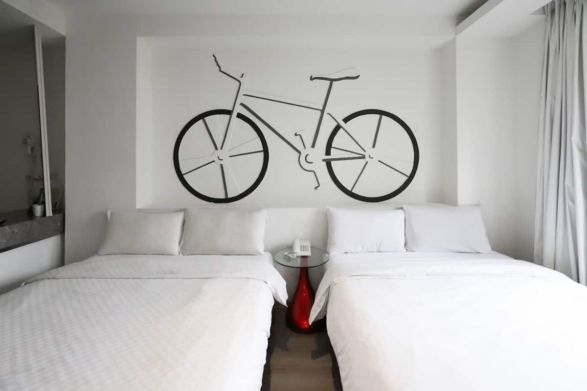 1 bedroom, premium bedding, desk, soundproofing