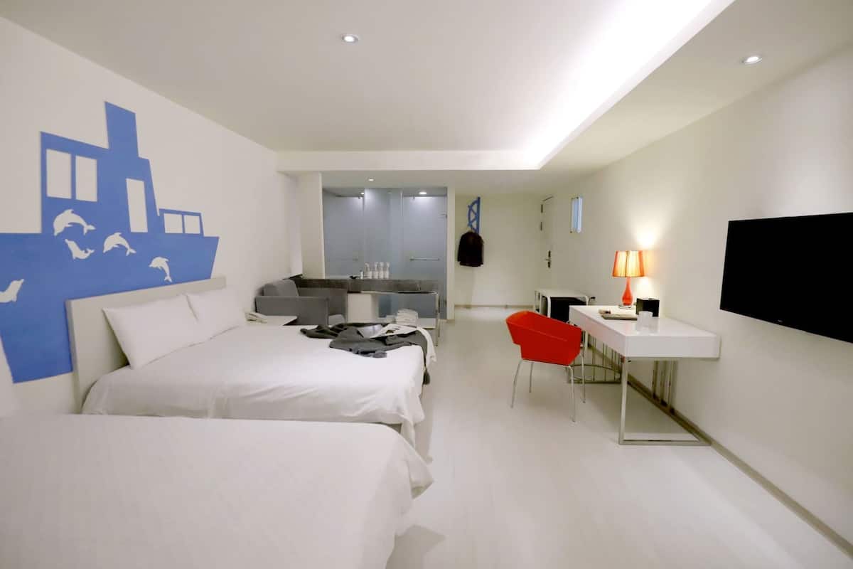 1 bedroom, premium bedding, desk, soundproofing
