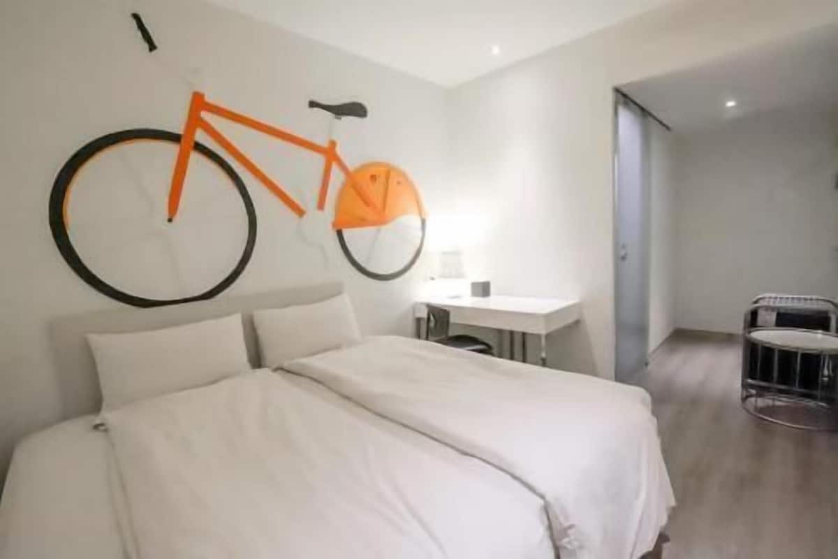 1 bedroom, premium bedding, desk, soundproofing