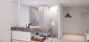 Superior Quadruple Room, 2 Double Beds | Bathroom | Shower, rainfall showerhead, free toiletries, hair dryer - Hotel Initial-Taichung (Taichung)