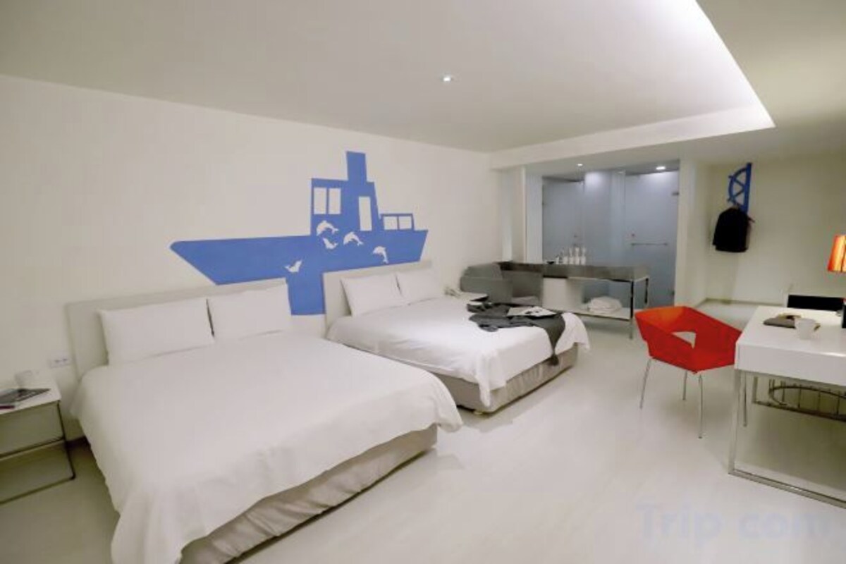 1 Schlafzimmer, hochwertige Bettwaren, Schreibtisch