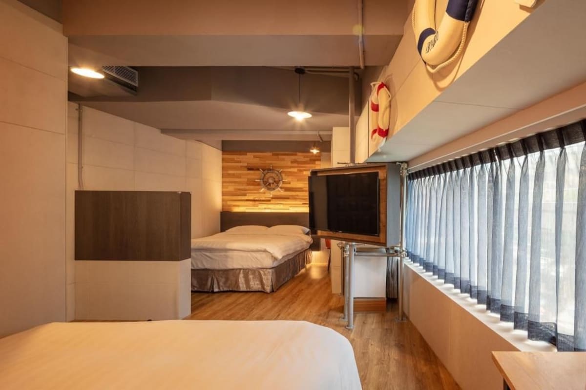 Colchones con pillow-top y caja de seguridad en la habitación 