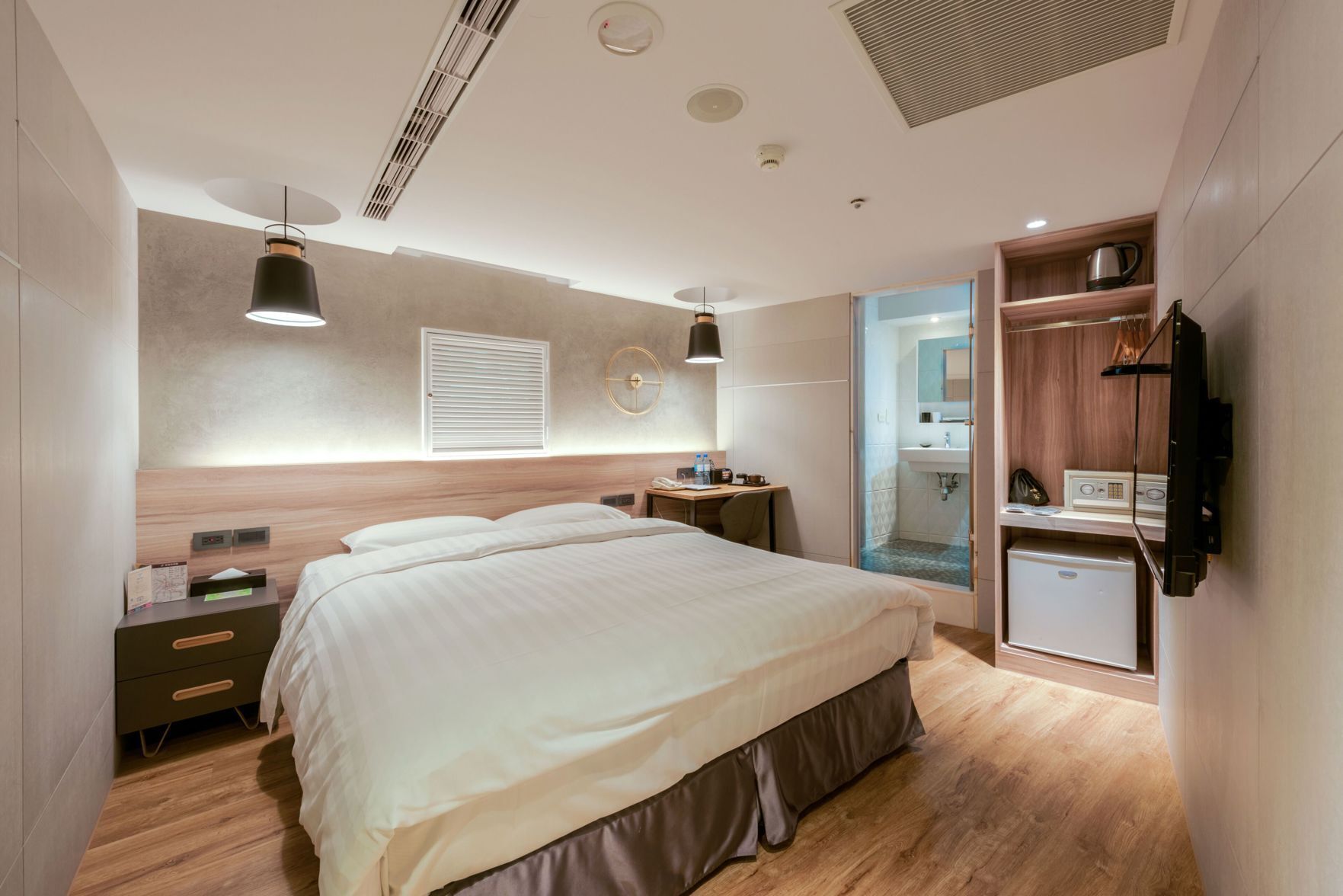 Colchones con pillow-top y caja de seguridad en la habitación 