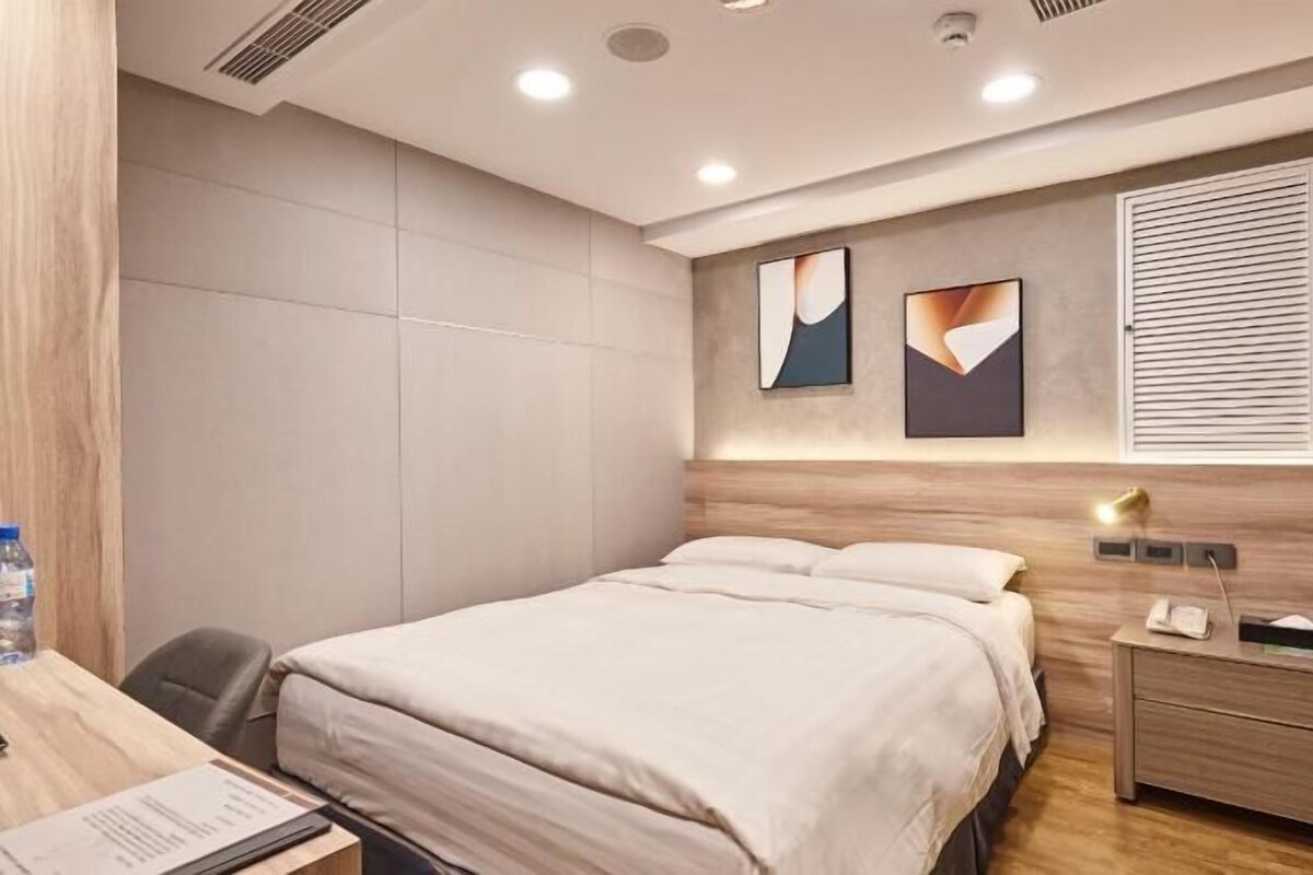 Colchones con pillow-top y caja de seguridad en la habitación 