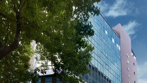 Un hotel de varios pisos con un llamativo letrero