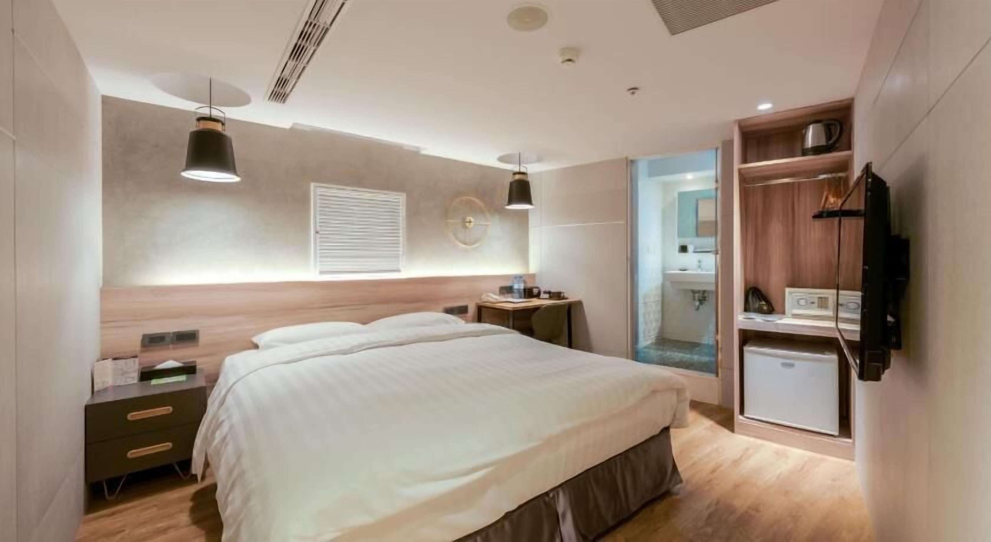 Colchones con pillow-top y caja de seguridad en la habitación 
