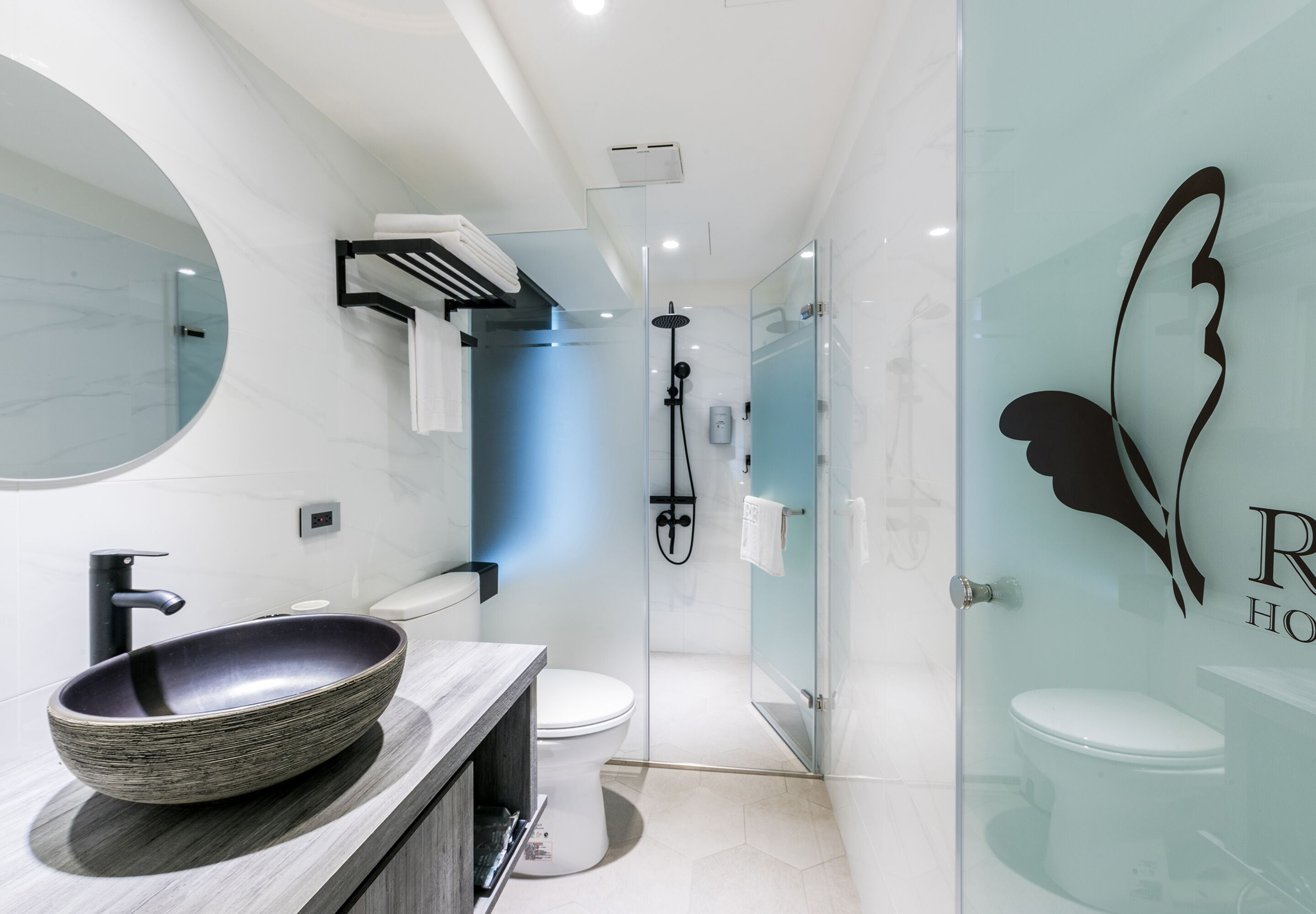 時尚豪華雙床房 | 浴室 | 淋浴設備、免費盥洗用品、吹風機、拖鞋