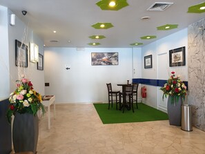 Coin salon dans le hall