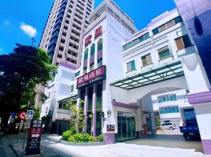 A hotel entrance with a sign indicating a business hotel. - All Fun Business Hotel (Taichung)