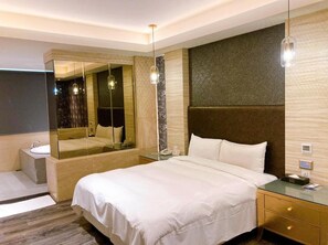 Minibar con artículos gratuitos y caja de seguridad en la habitación