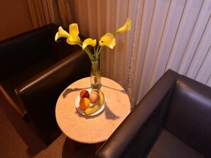 Minibar con artículos gratuitos y caja de seguridad en la habitación