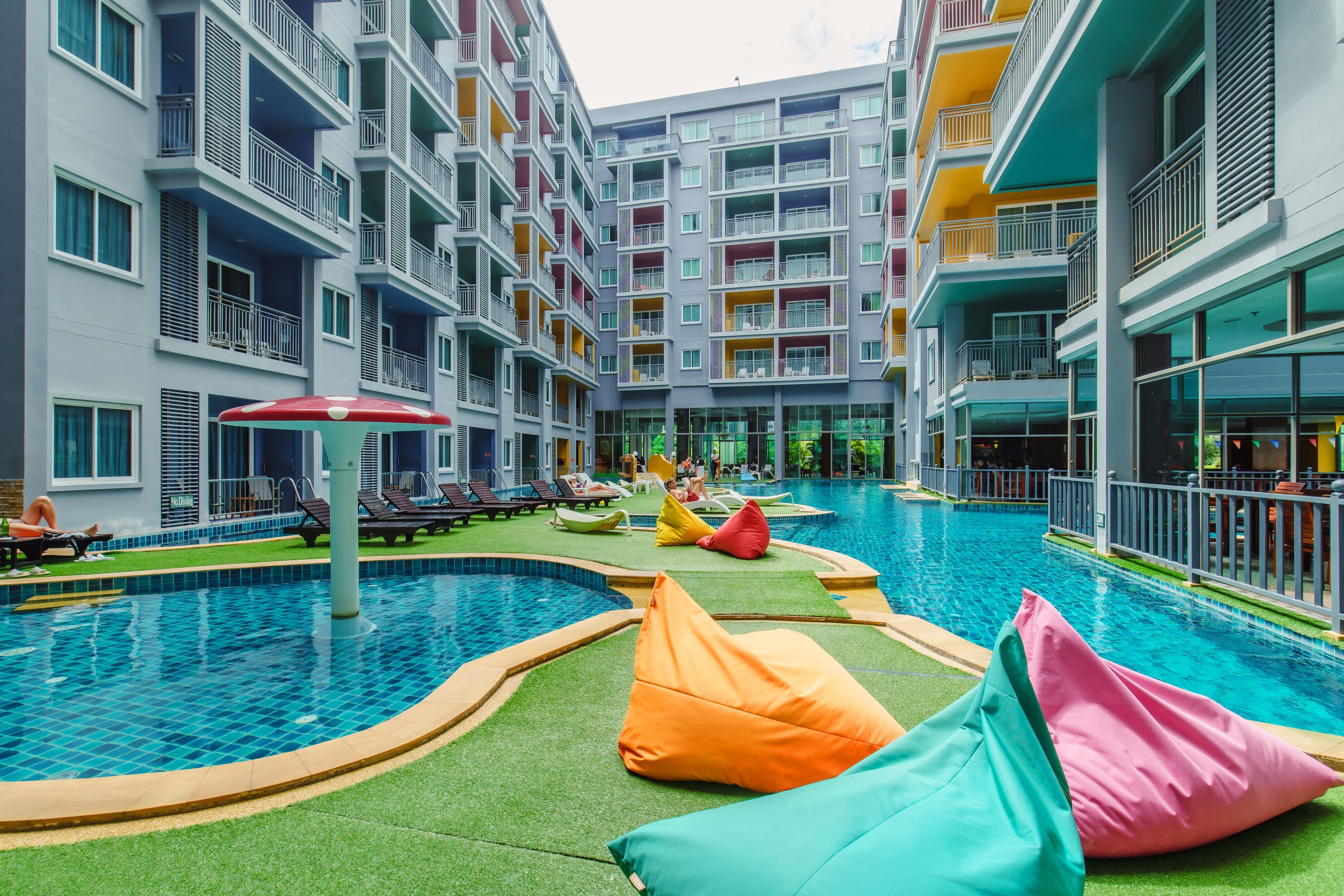 Piscine extérieure, chaises longues