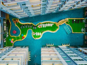 Piscine extérieure, chaises longues