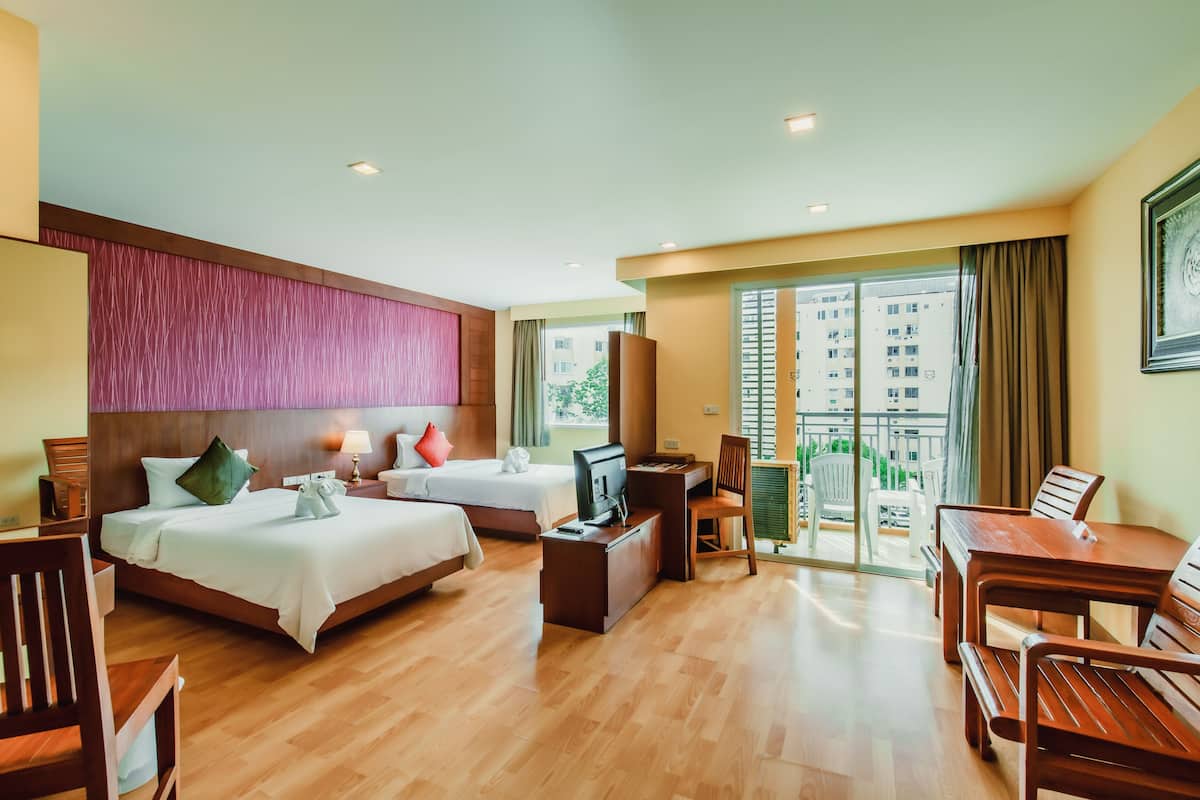 Deluxe Suite Twin - City View | 客房內保險箱、書桌、免費搖籃/嬰兒床、折疊床/加床