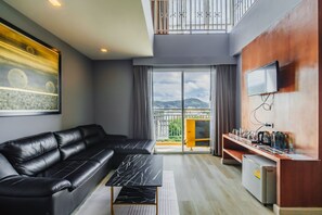 Penthouse Suite - Private Pool | Wohnbereich | LCD-Fernseher, Kinderspielzeug