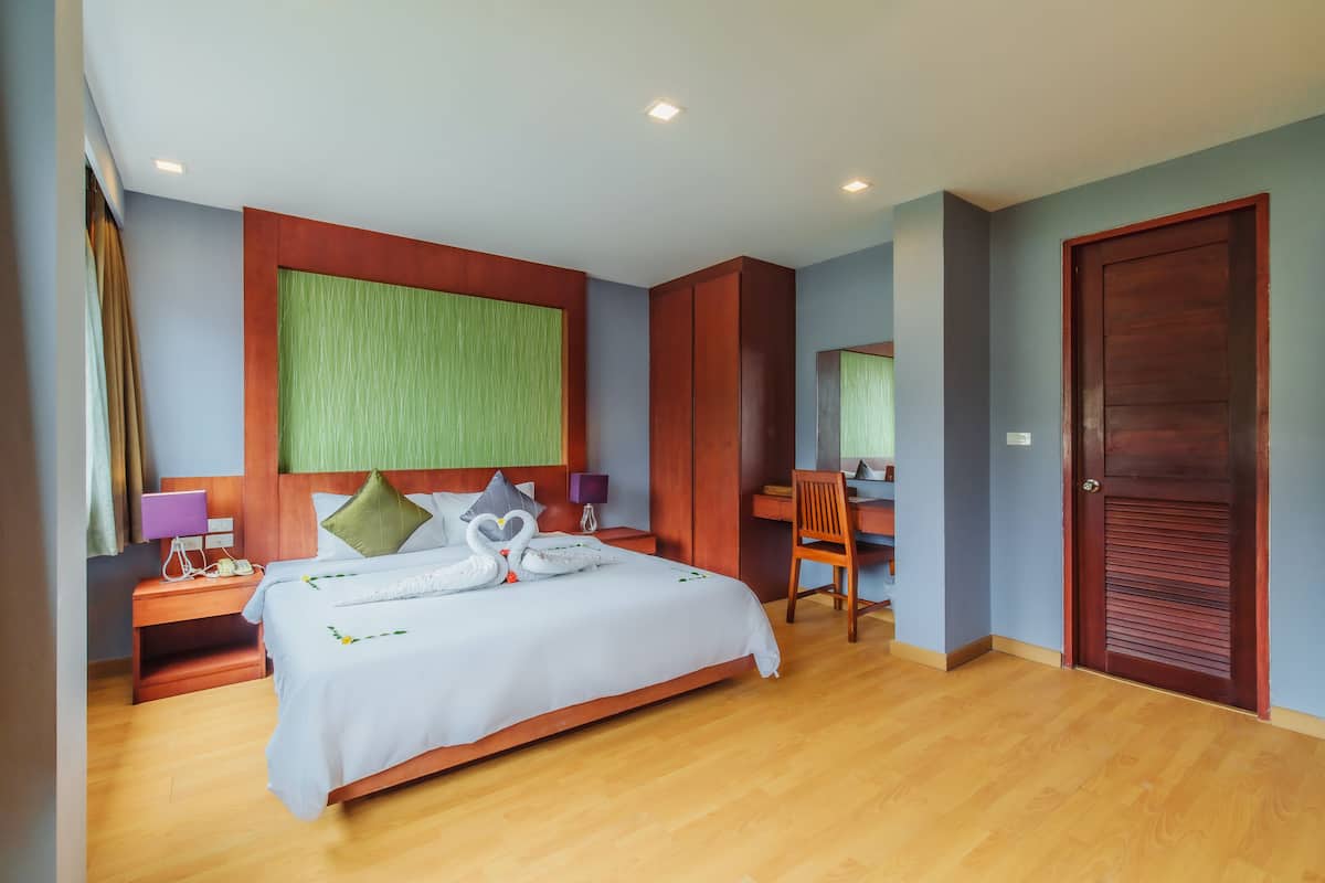 2 Bedroom Suite - City View | 客房內保險箱、書桌、免費搖籃/嬰兒床、折疊床/加床