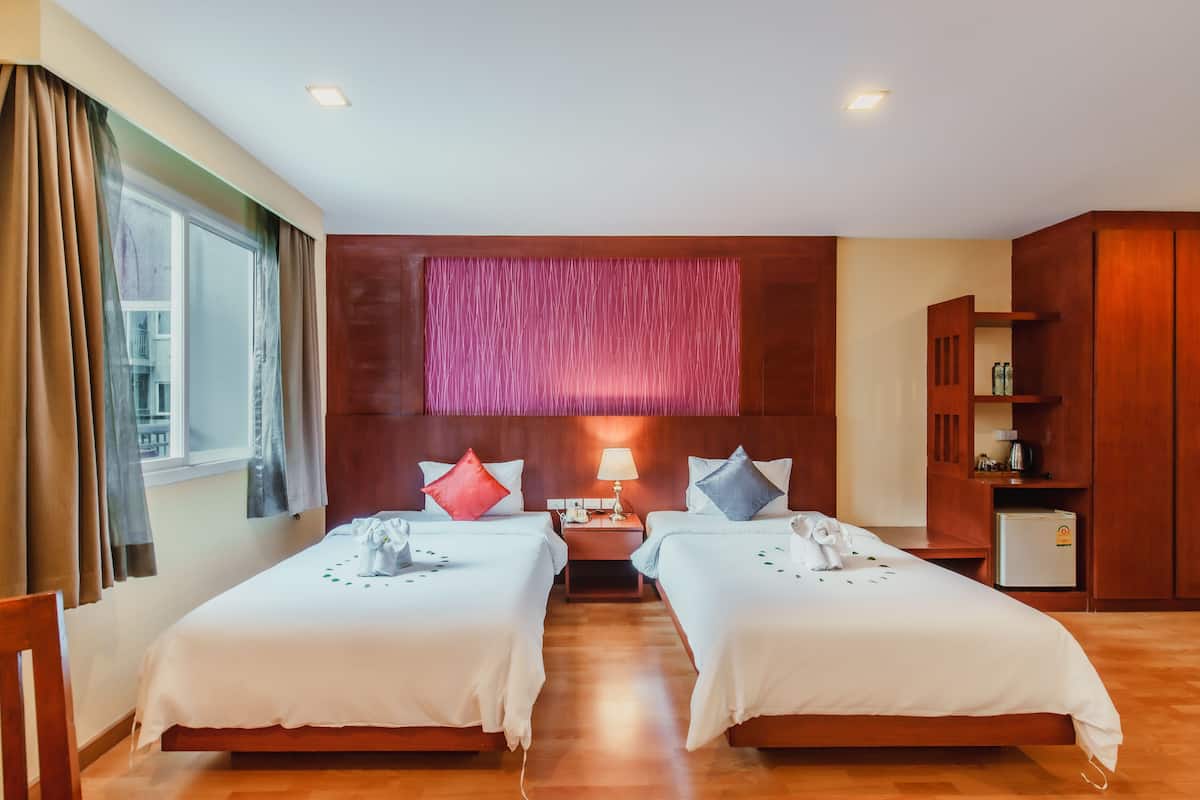 Deluxe Suite Twin - Pool View | 客房內保險箱、書桌、免費搖籃/嬰兒床、折疊床/加床