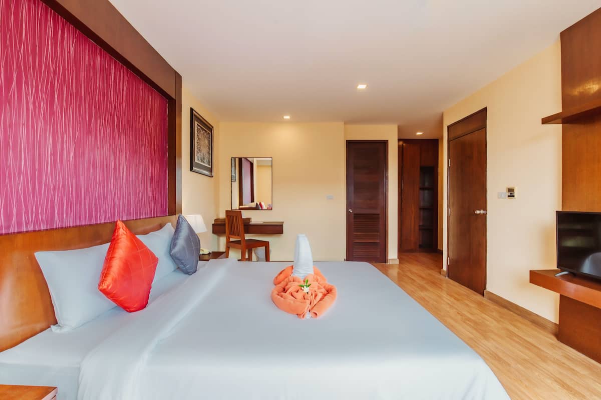 2 Bedroom Suite - Pool View | 客房內保險箱、書桌、免費搖籃/嬰兒床、折疊床/加床