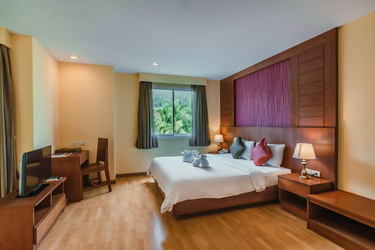 Executive Suite - City View | 客房內保險箱、書桌、免費搖籃/嬰兒床、折疊床/加床