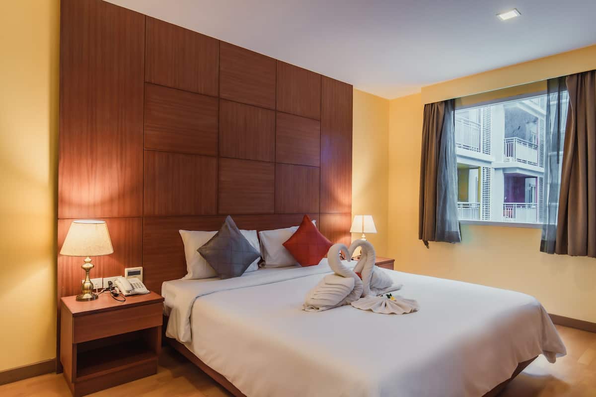 Family Suite - Pool View | 客房內保險箱、書桌、免費搖籃/嬰兒床、折疊床/加床