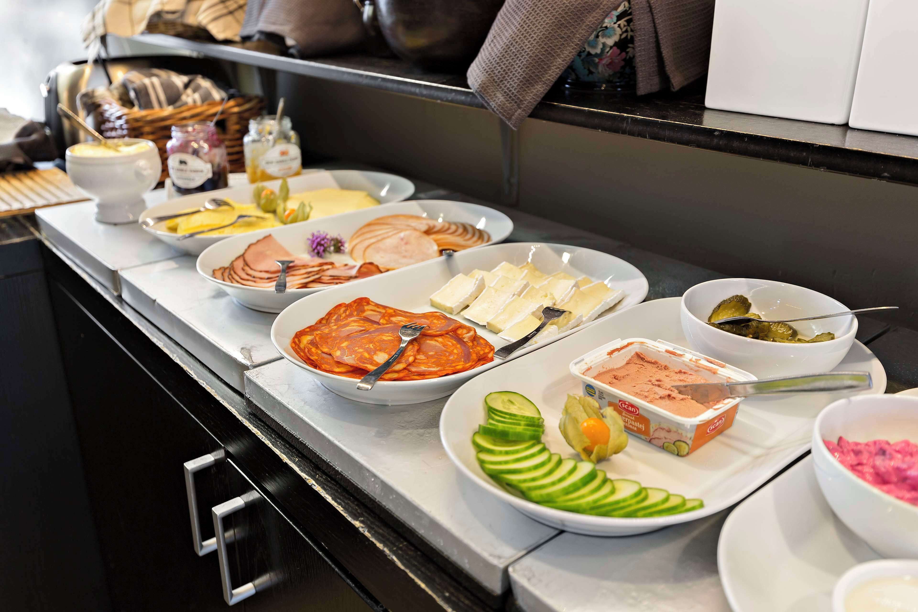 free buffet breakfast