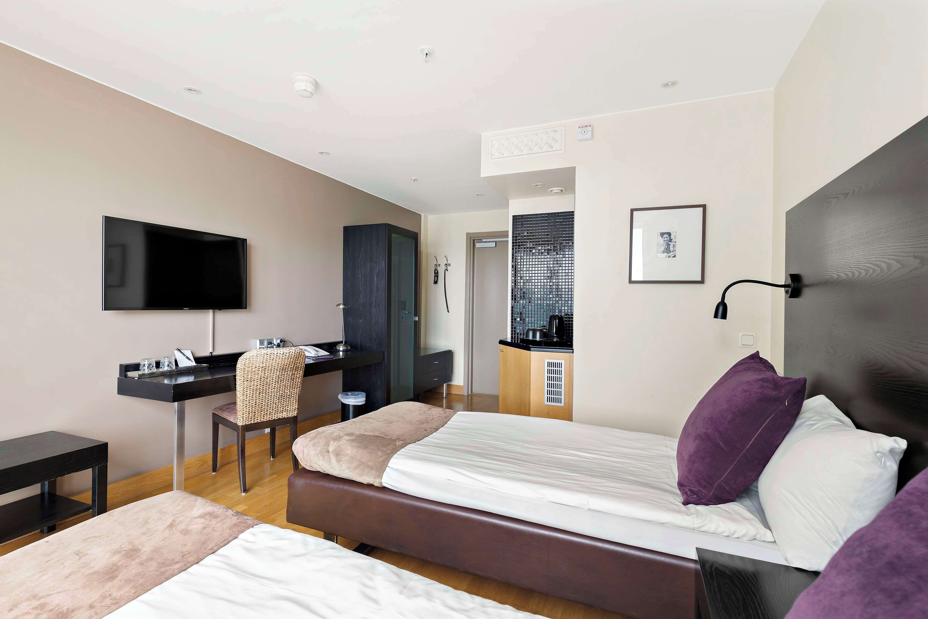 standard room, 2 single beds, non smoking | 1 bedroom, pillow-top beds, in-room safe, desk