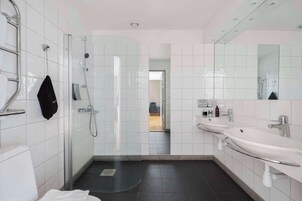 Ducha, secador de pelo, toallas