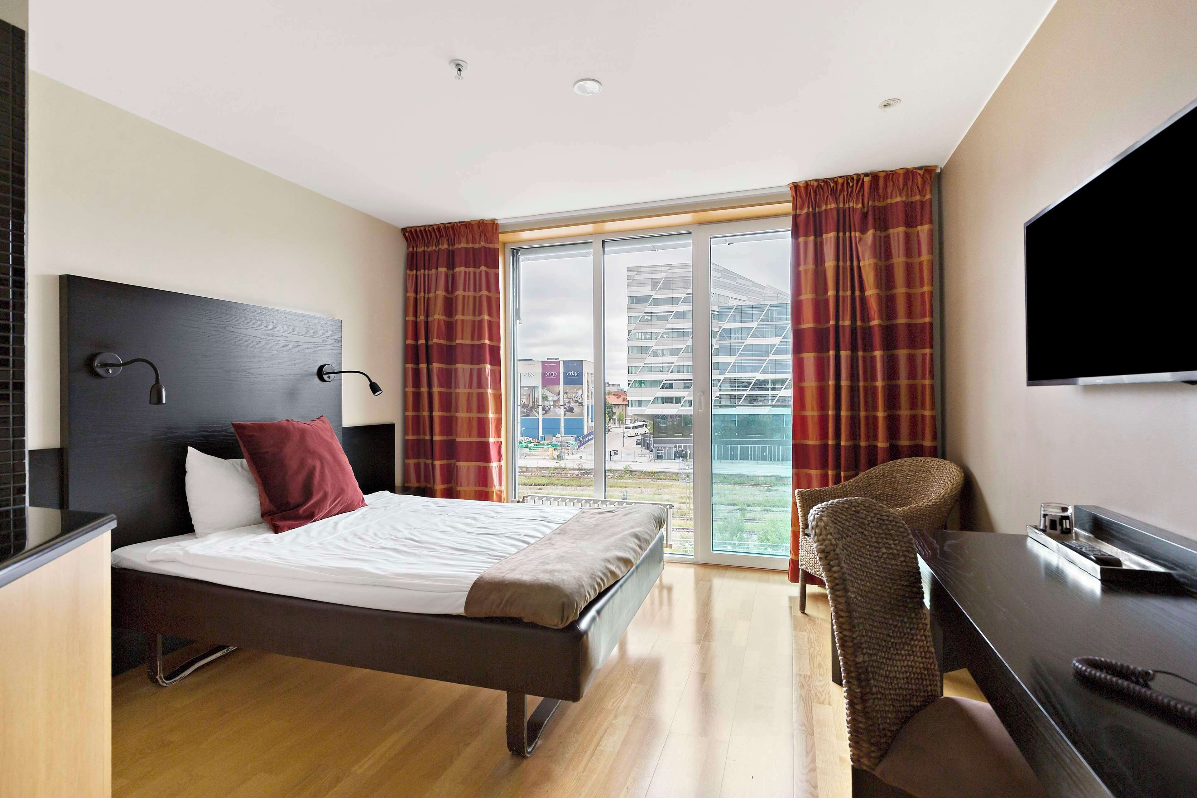standard room, 1 single bed, non smoking | 1 bedroom, pillow-top beds, in-room safe, desk