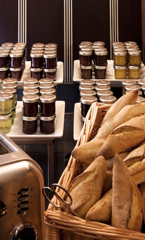 A display of various food items, including jars of preserves and loaves of bread. - Hôtel Le Mathurin (Paris)