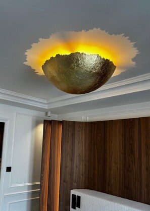 Suite (Tuileries) | Premium bedding, minibar, in-room safe, desk - Hôtel Le Mathurin (Paris)