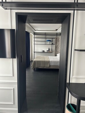 Una habitación de hotel moderna con una cama, un escritorio y un televisor.