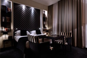 Luxe beddengoed, een minibar, een kluis op de kamer, een bureau