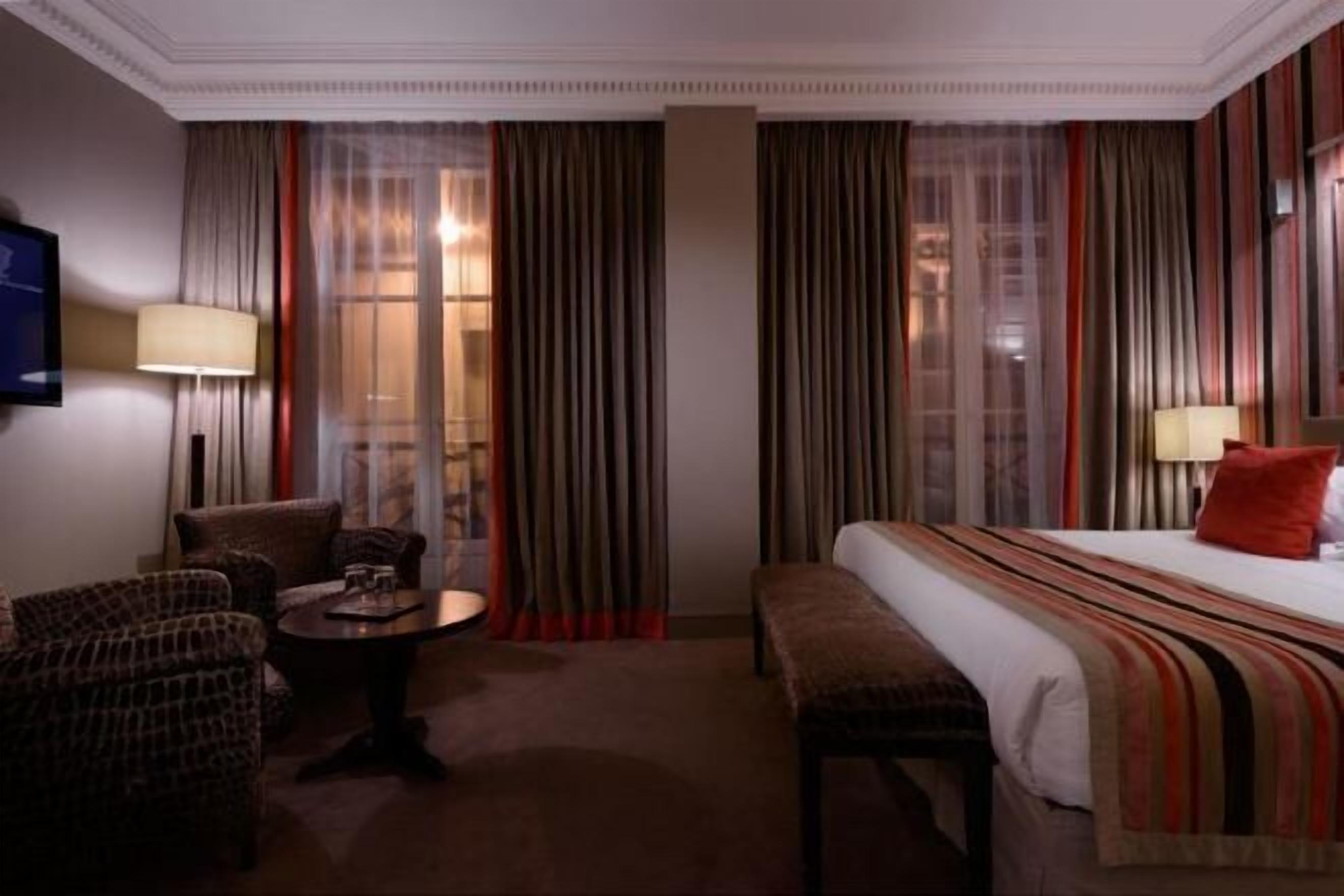 Roupas de cama premium, frigobar, cofres nos quartos, escrivaninha