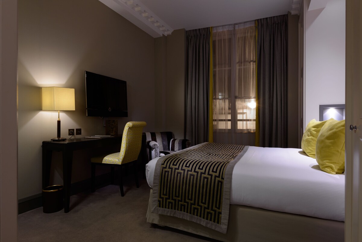 Premium bedding, minibar, in-room safe, desk