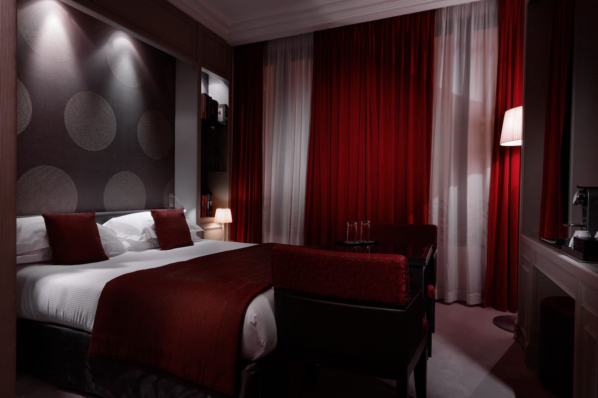 Luxe beddengoed, een minibar, een kluis op de kamer, een bureau