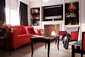 Red Suite | Living area