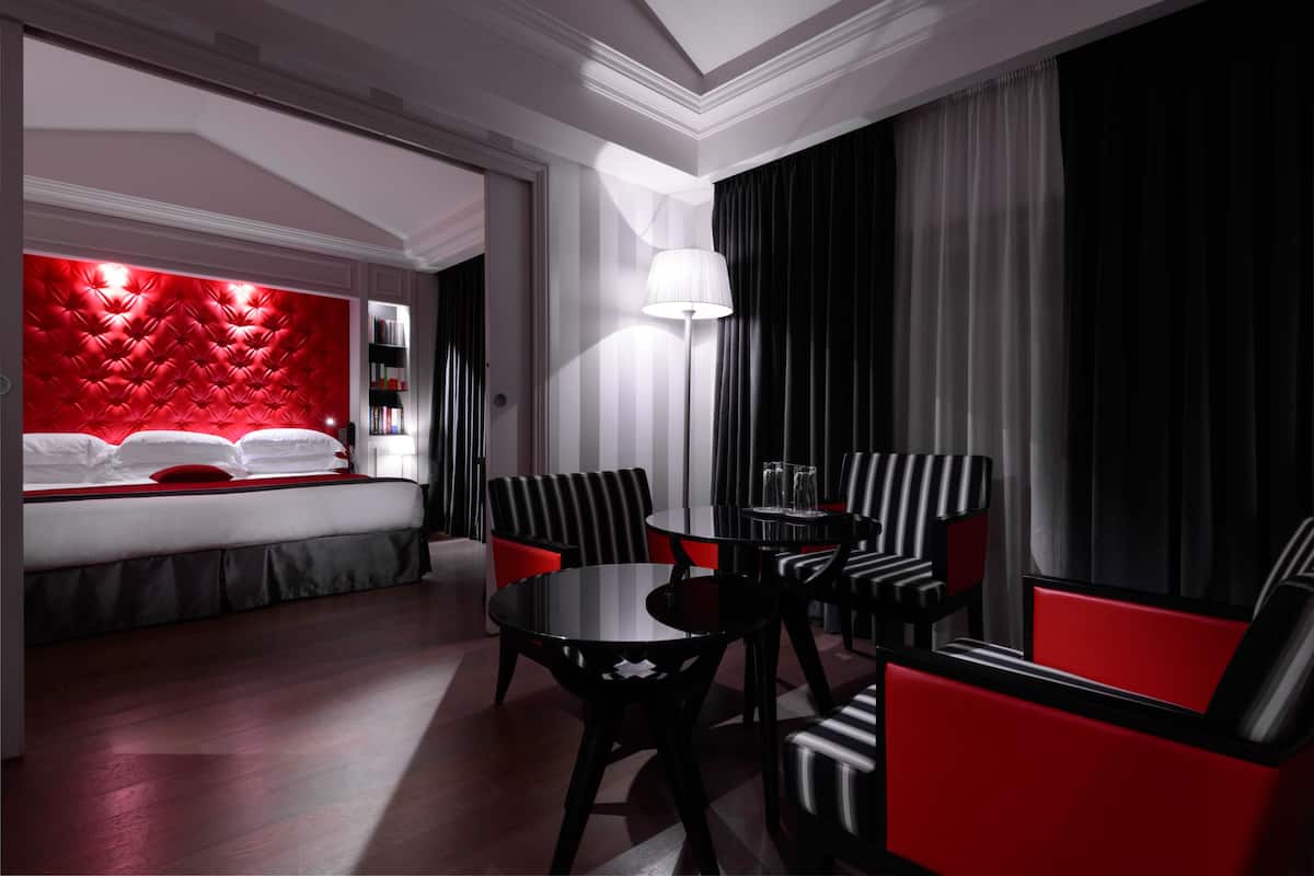 Suite (Rouge) | Luxe beddengoed, een minibar, een kluis op de kamer, een bureau