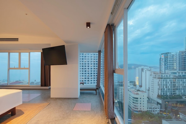 1 habitación, cubrecamas, minibar y caja de seguridad en la habitación