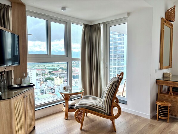 Sunset Mountain View | 1 bedroom, down comforters, minibar, in-room safe