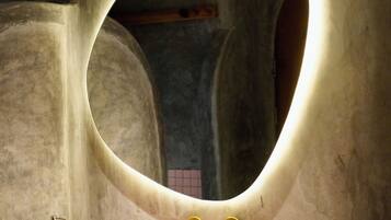 Kamar Twin, pemandangan kota (Rustic) | Kamar mandi | Perlengkapan kamar mandi ramah lingkungan, pengering rambut, dan sandal